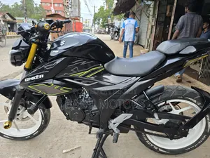 সুজুকি জিক্সার ২০২২ কালো