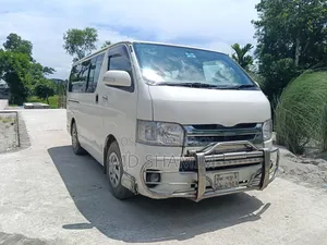 টয়োটা হাইয়েস ২০১০ হোয়াইট