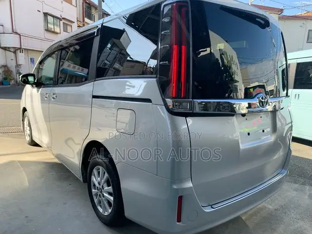 Toyota Noah 2.0 AWD (8 Seater) 2021 Silver