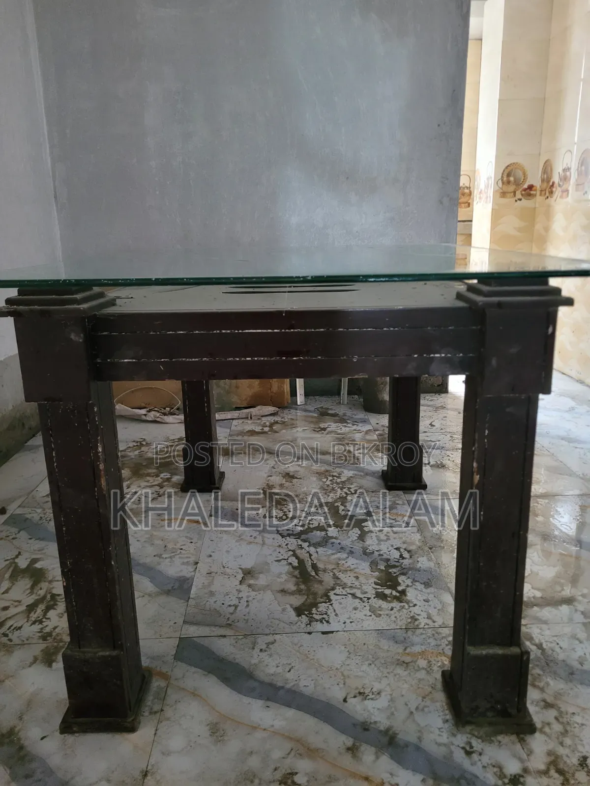 ডাইনিং টেবিল
