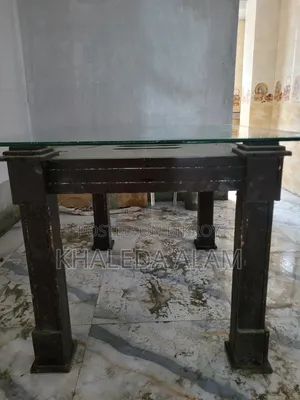 ডাইনিং টেবিল