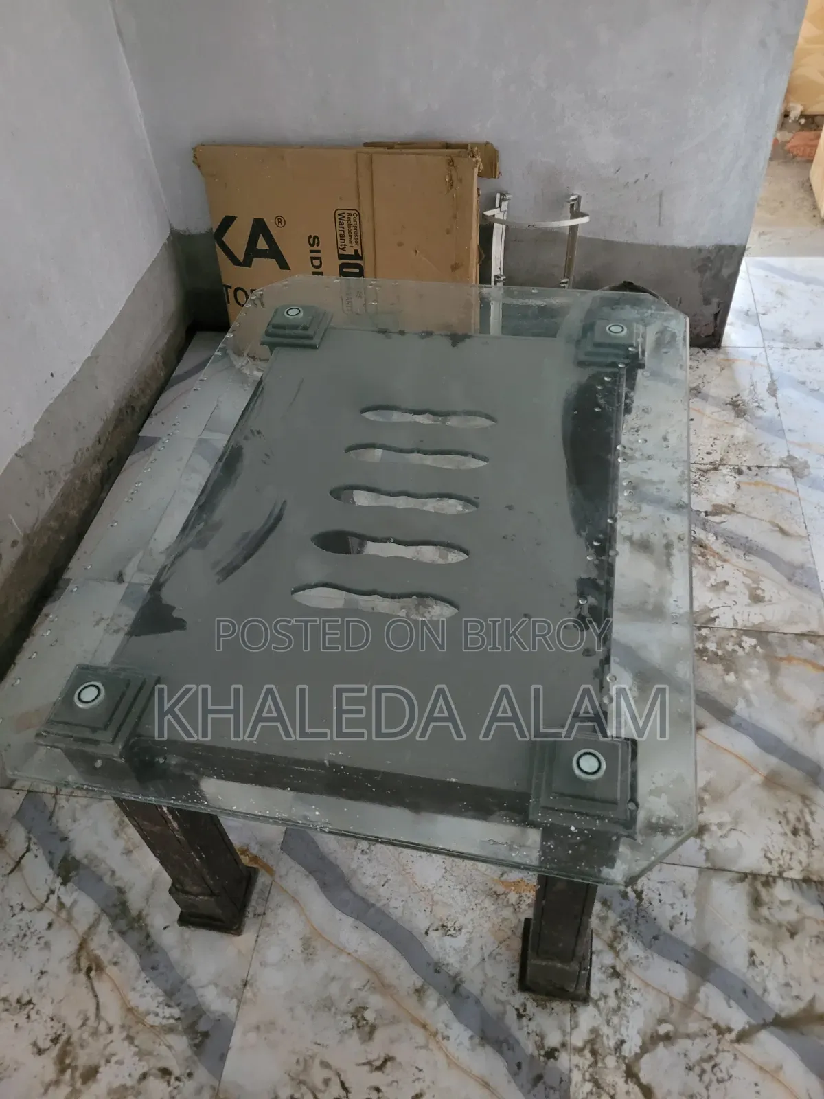 ডাইনিং টেবিল