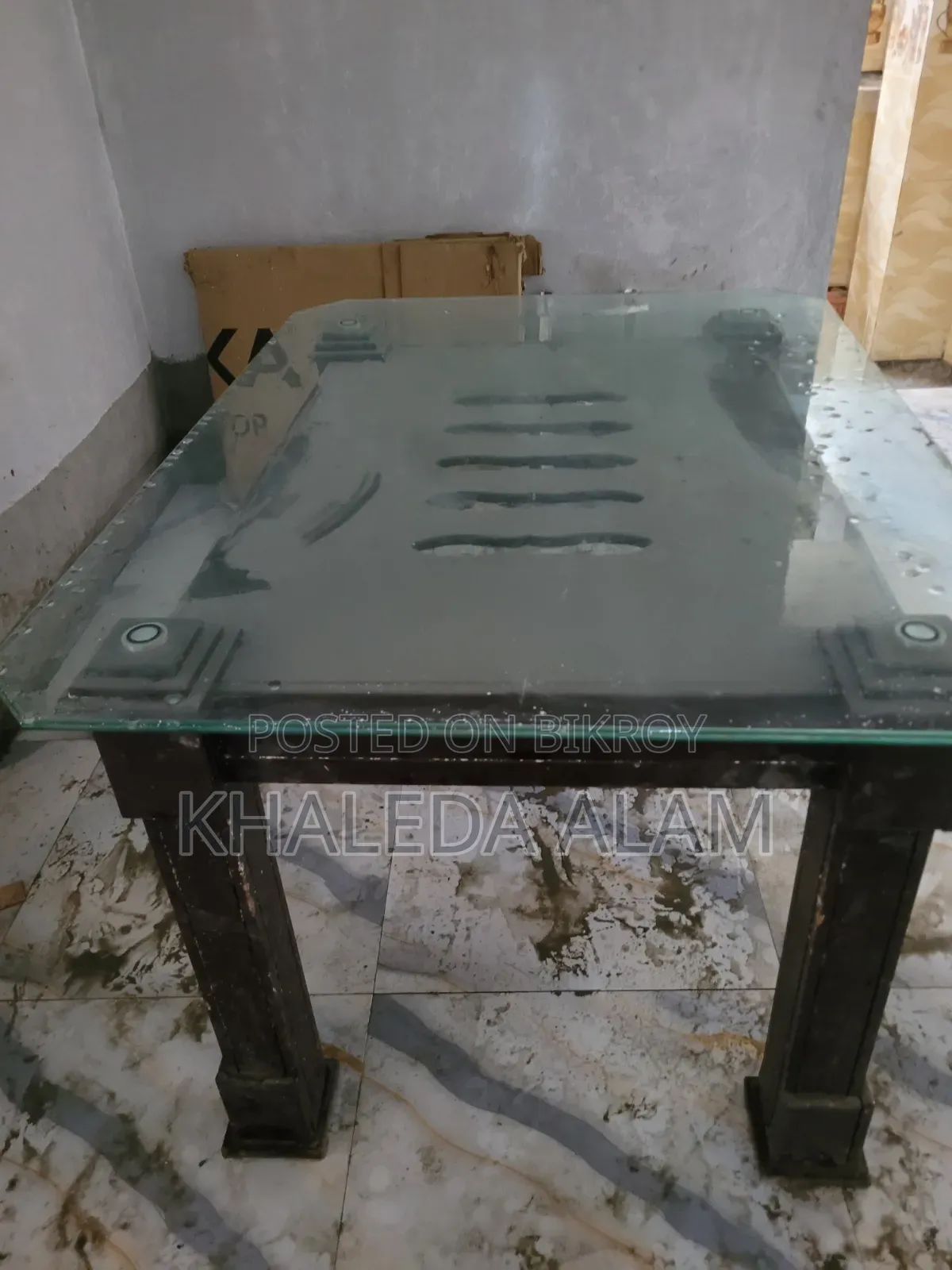 ডাইনিং টেবিল