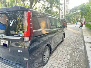 টয়োটা এসকুইয়ার ১.৮ ফ্রন্ট-হুইল ড্রাইভ হাইব্রিড (৭ সিটার) ২০১৪ পার্পল