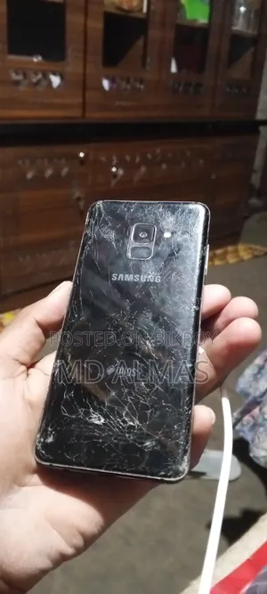 স্যামসাং গ্যালাক্সি এ৮ ৩২ জিবি কালো