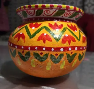 হাতে আঁকা সুন্দর নকশাদার মাটির হাড়ি