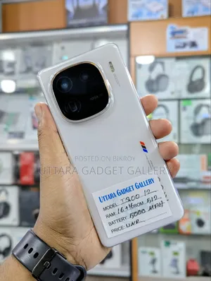 আইকিউওও ১২ ৫১২ জিবি হোয়াইট