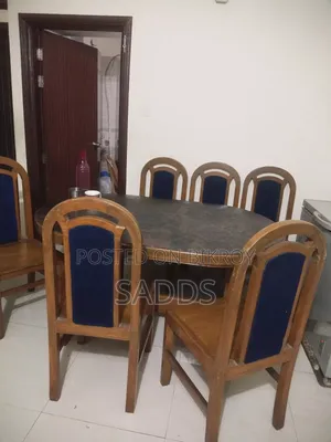 ডাইনিং টেবিল