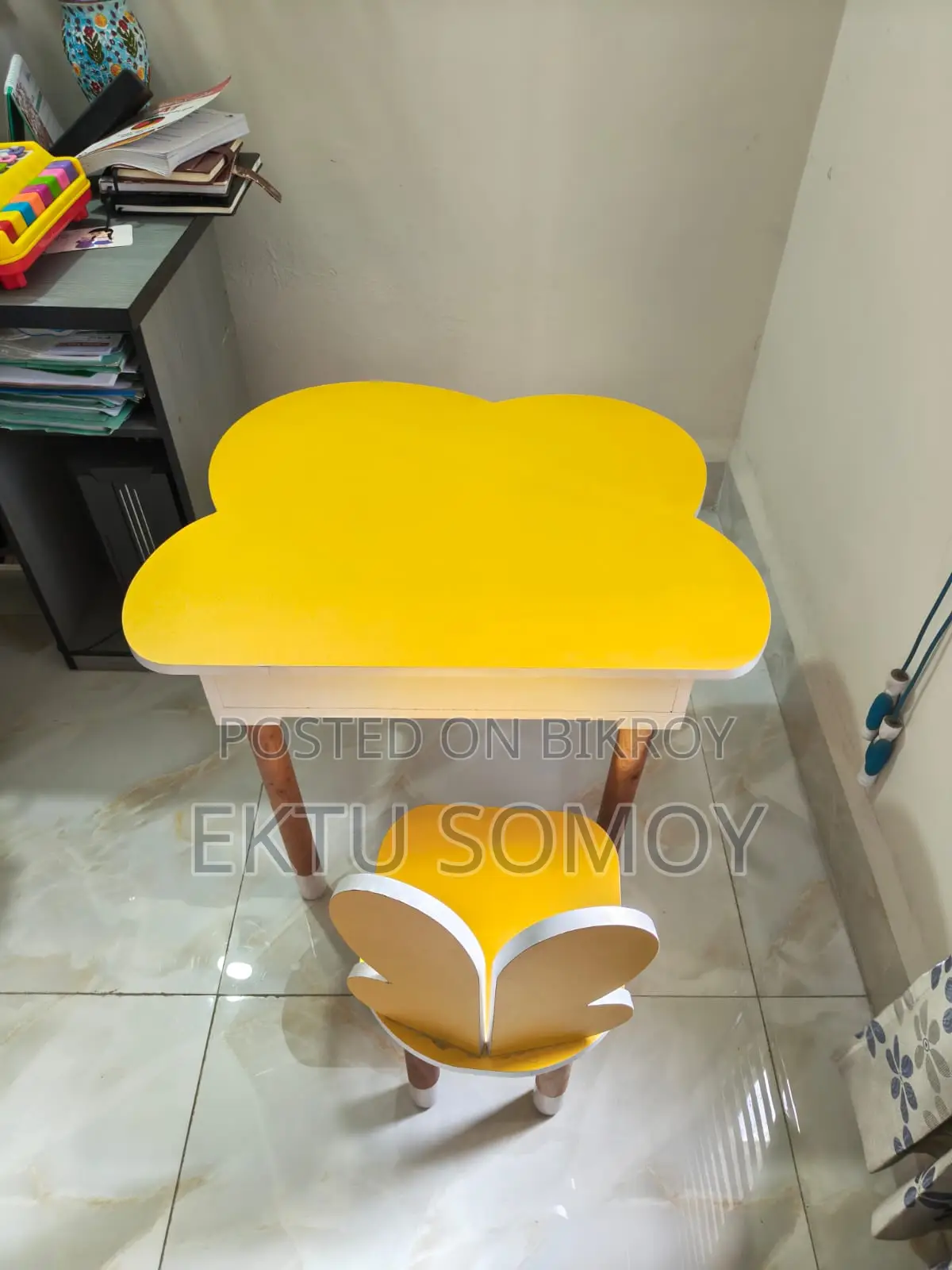 চেয়ারসহ বাচ্চাদের পড়ার টেবিল – ভালো অবস্থায়!
