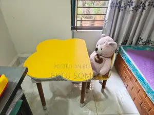 চেয়ারসহ বাচ্চাদের পড়ার টেবিল – ভালো অবস্থায়!