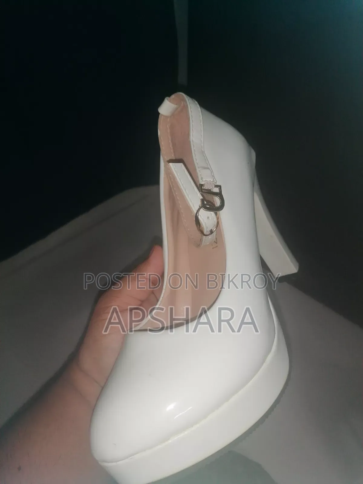 সাদা পেটেন্ট-লেদার হাই-হিল পাম্প