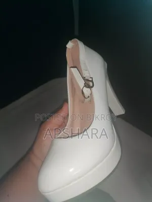 সাদা পেটেন্ট-লেদার হাই-হিল পাম্প