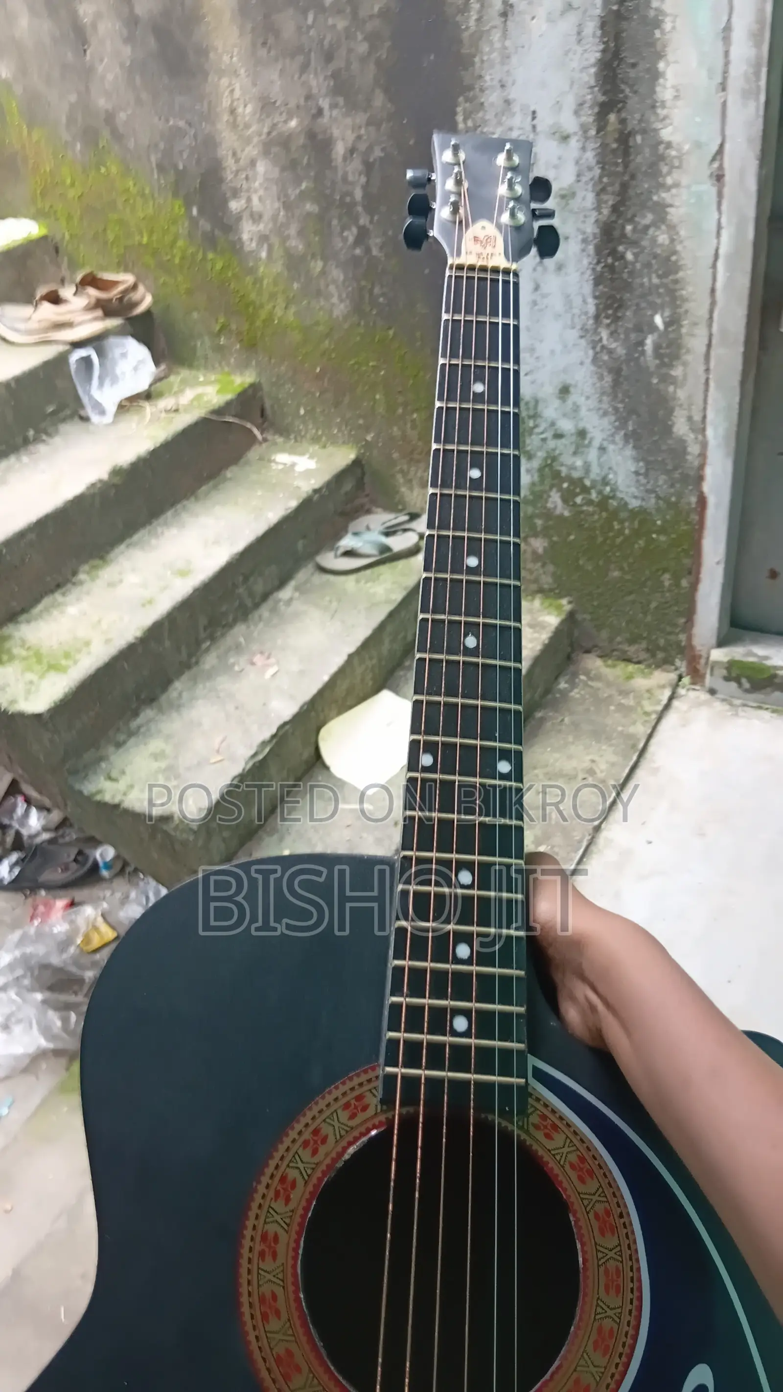 গিটার বিক্রয়ের জন্য।