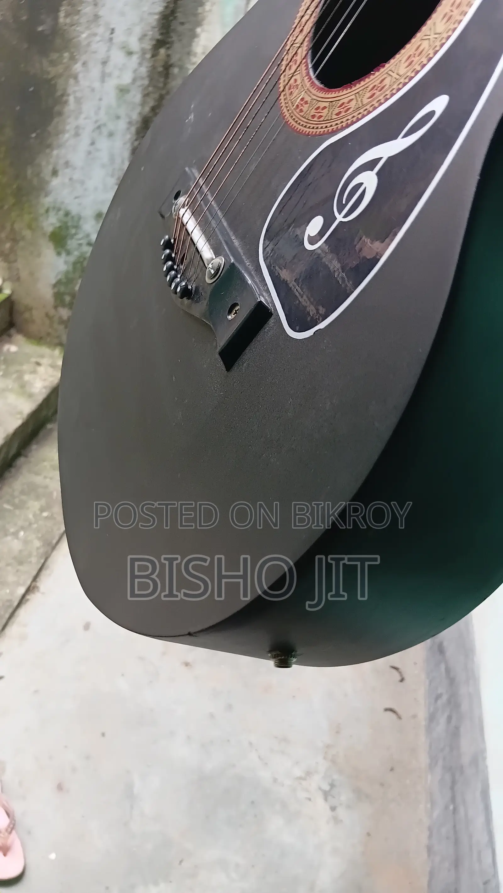 গিটার বিক্রয়ের জন্য।