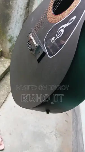 গিটার বিক্রয়ের জন্য।