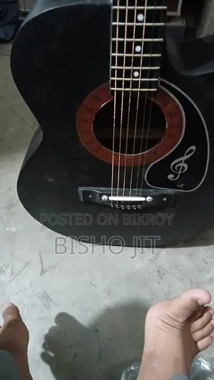 গিটার বিক্রয়ের জন্য।