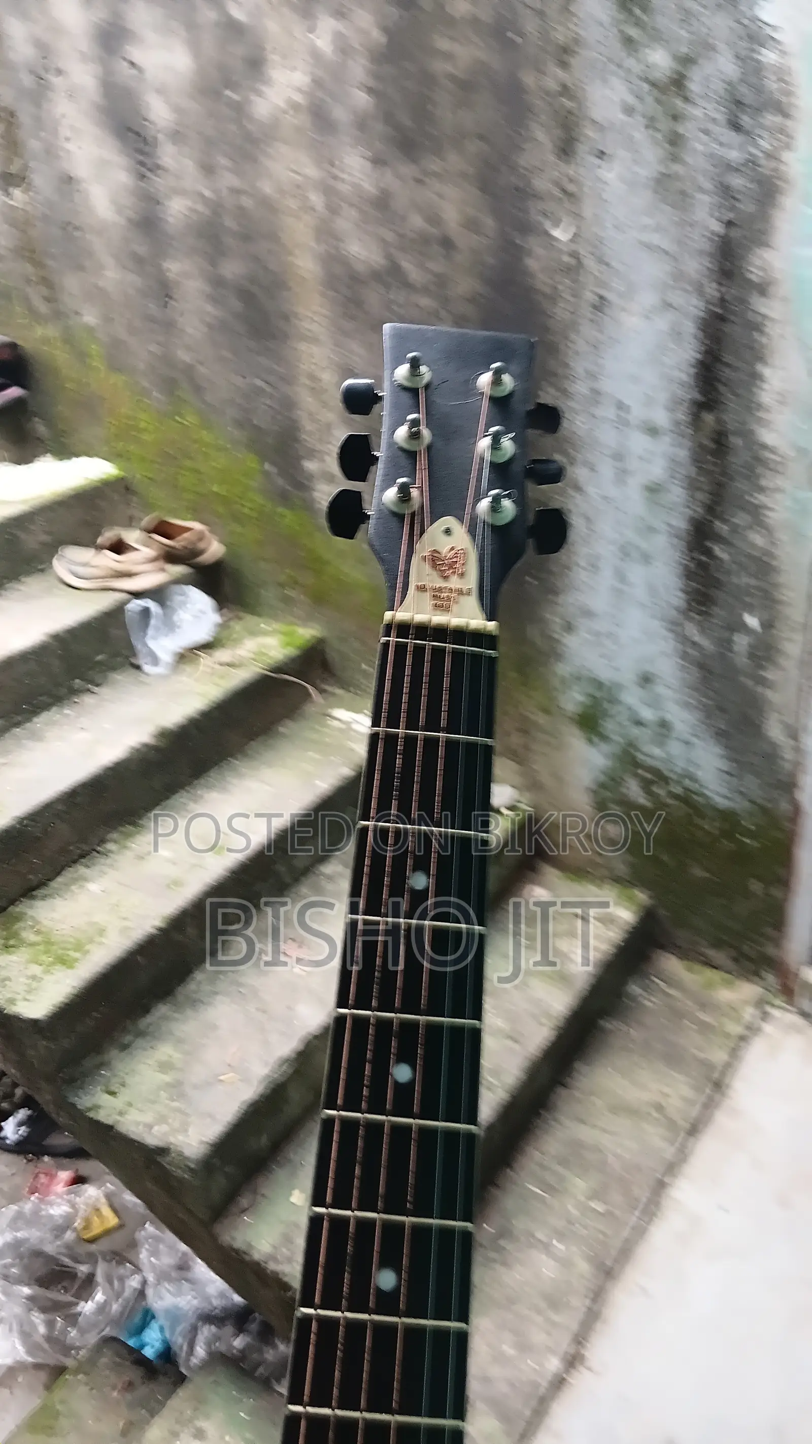 গিটার বিক্রয়ের জন্য।