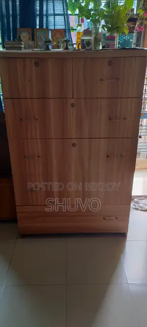 কাঠের আলমারি