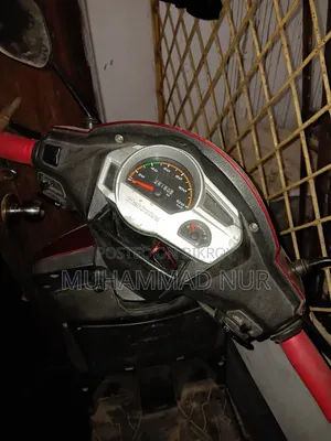 মাহিন্দ্রা গাস্টো ২০১৫ লাল