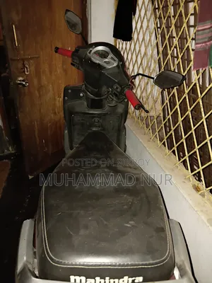 মাহিন্দ্রা গাস্টো ২০১৫ লাল