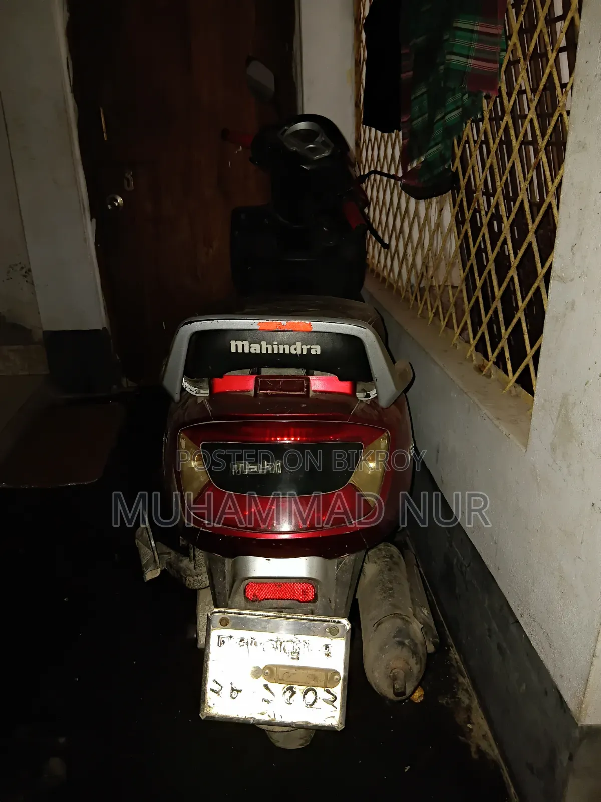 মাহিন্দ্রা গাস্টো ২০১৫ লাল