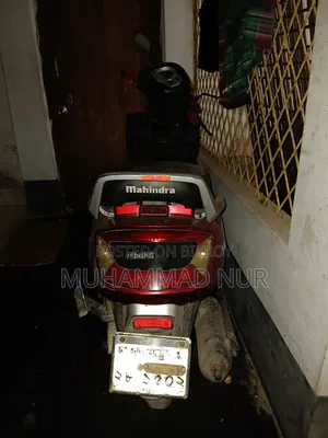 মাহিন্দ্রা গাস্টো ২০১৫ লাল