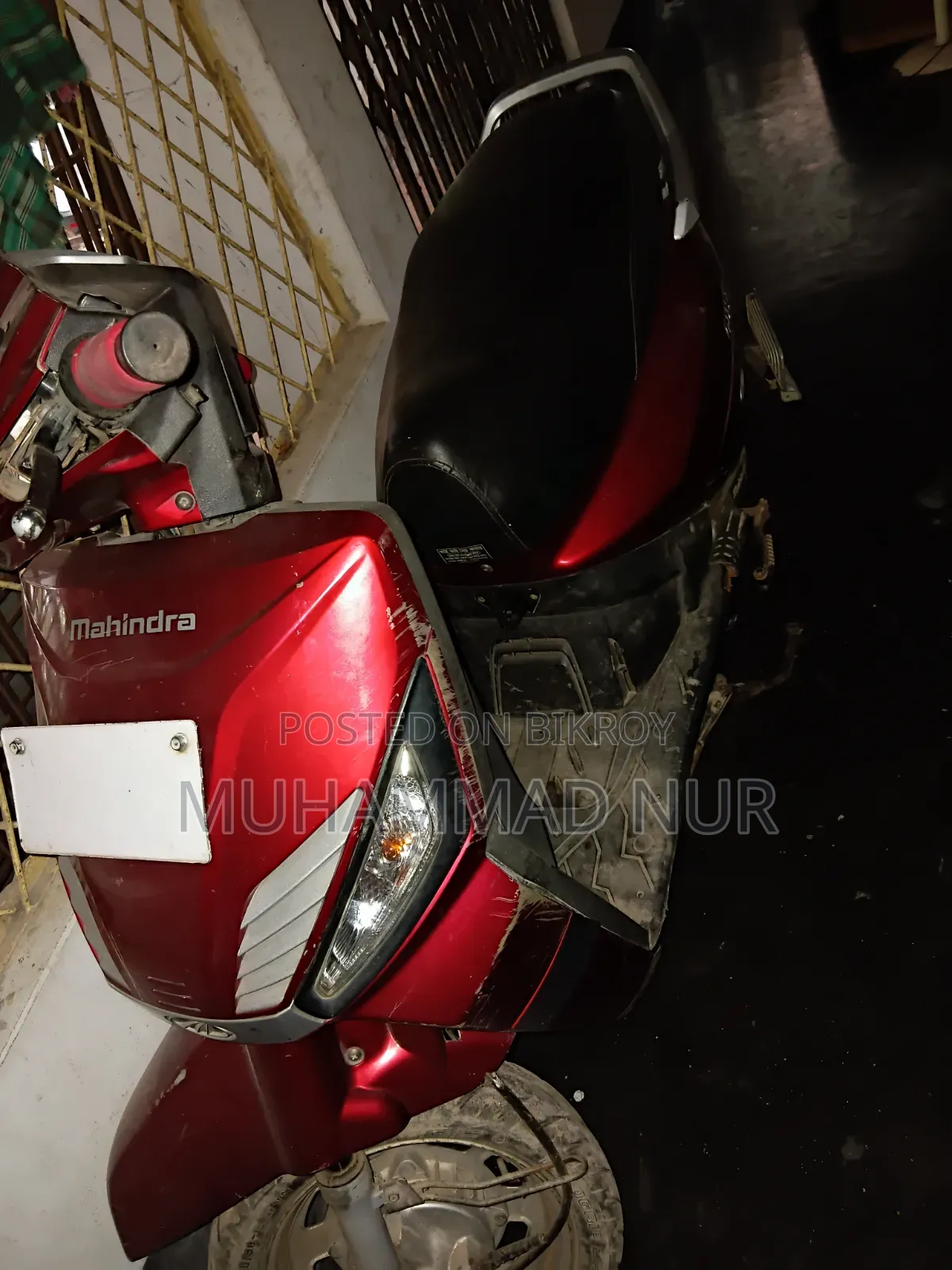 মাহিন্দ্রা গাস্টো ২০১৫ লাল