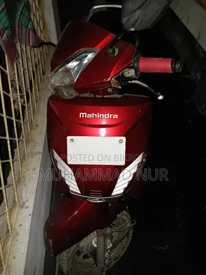 মাহিন্দ্রা গাস্টো ২০১৫ লাল