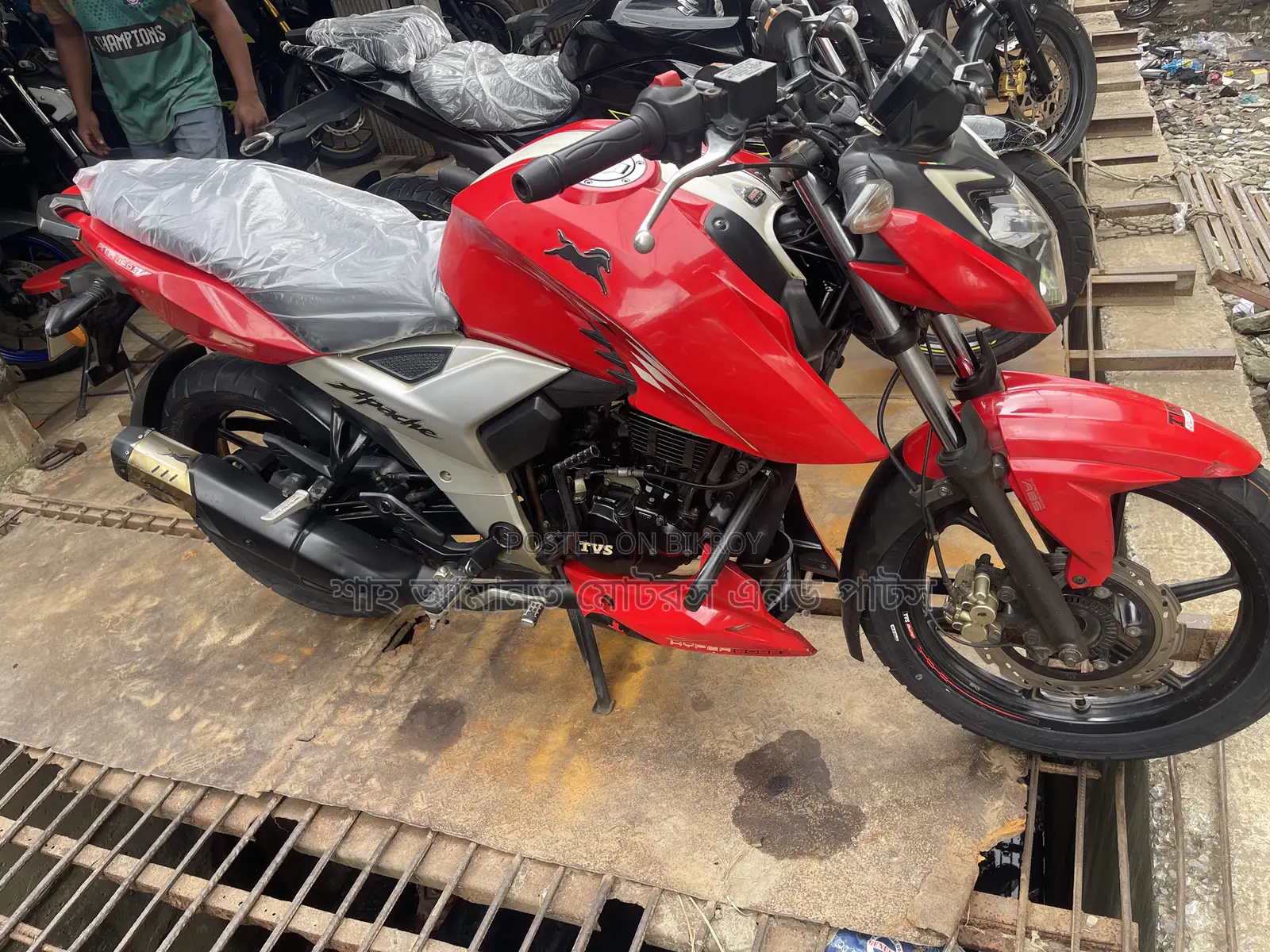 TVS Apache 160 4V 2023 Red