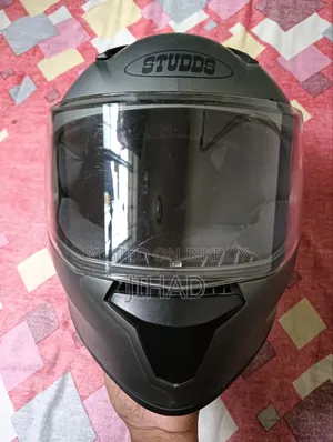 স্টাডস হেলমেট