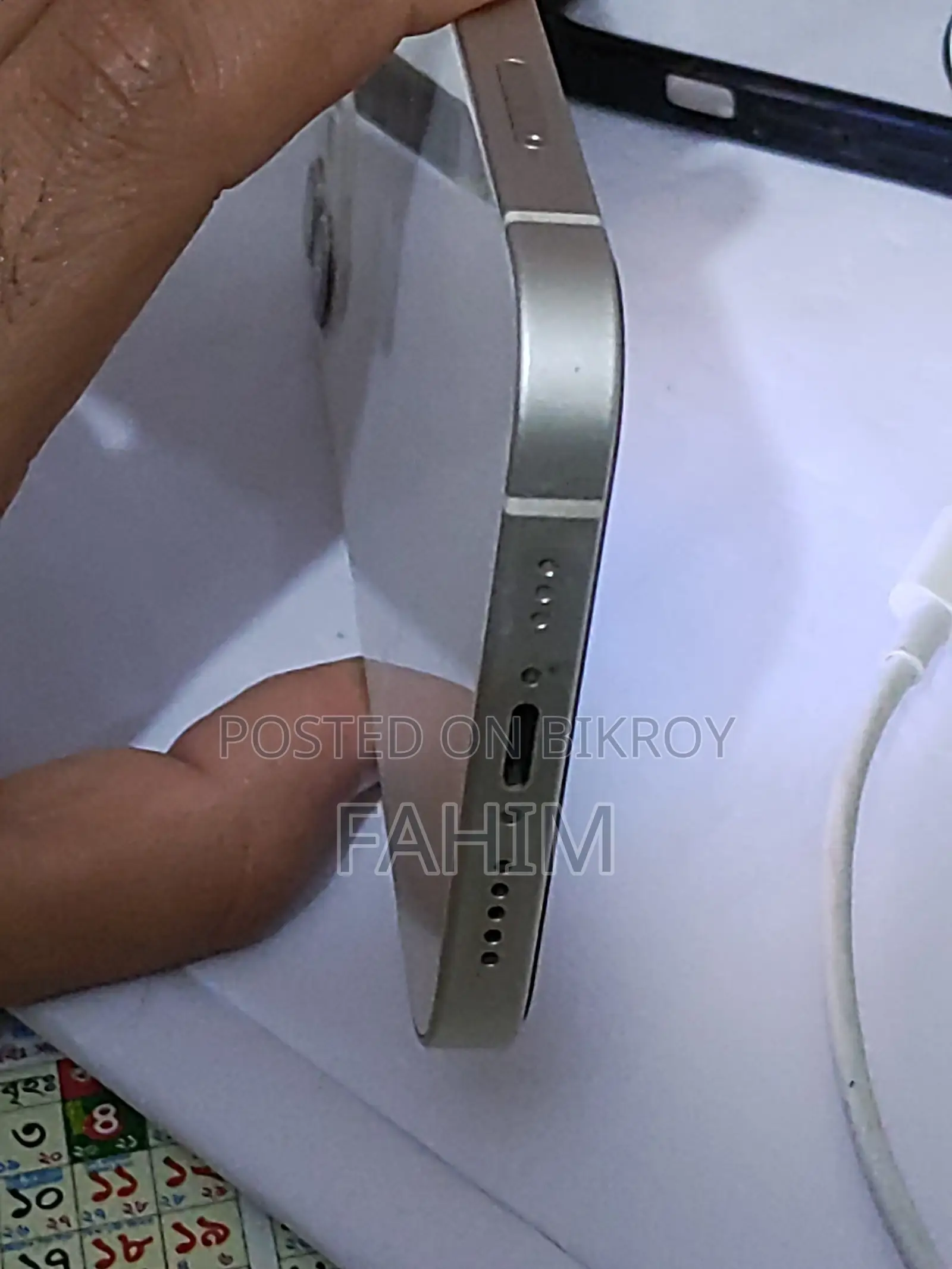 অ্যাপল আইফোন ১২ ৬৪ জিবি হোয়াইট