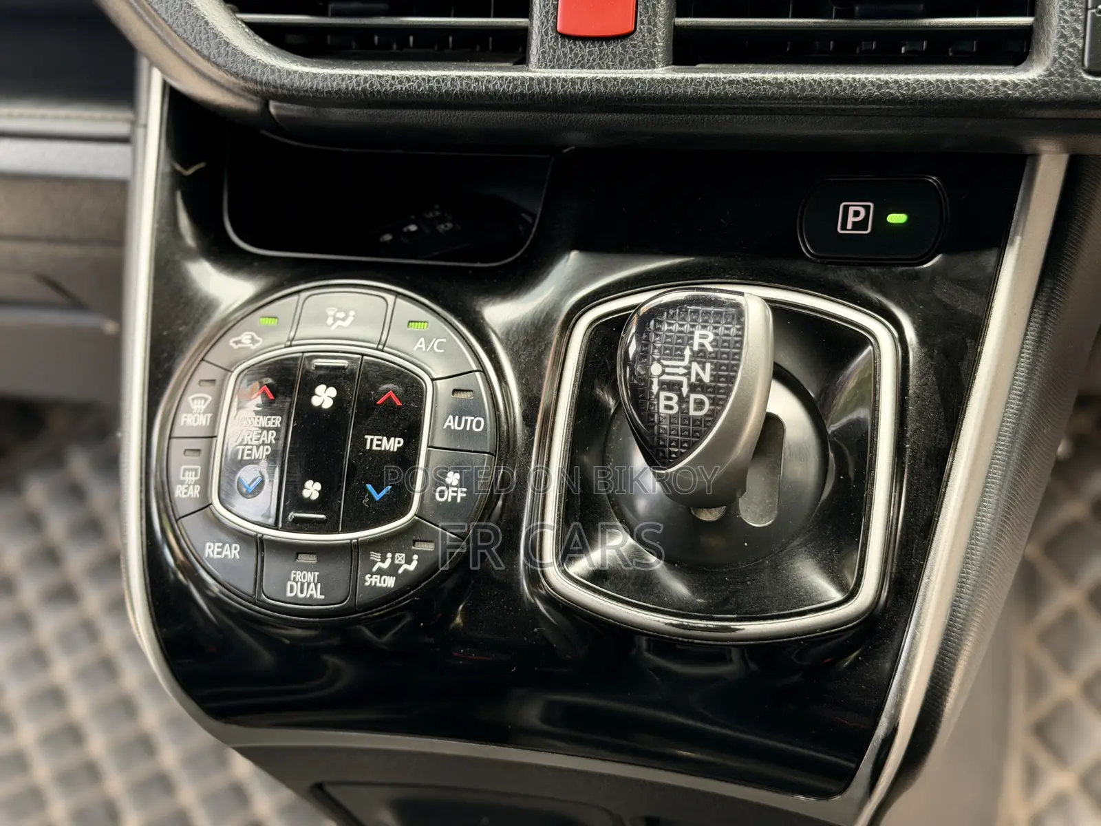 Toyota Esquire 1.8 Front-Wheel Drive Hybrid (7 Seater) 2018 Brown