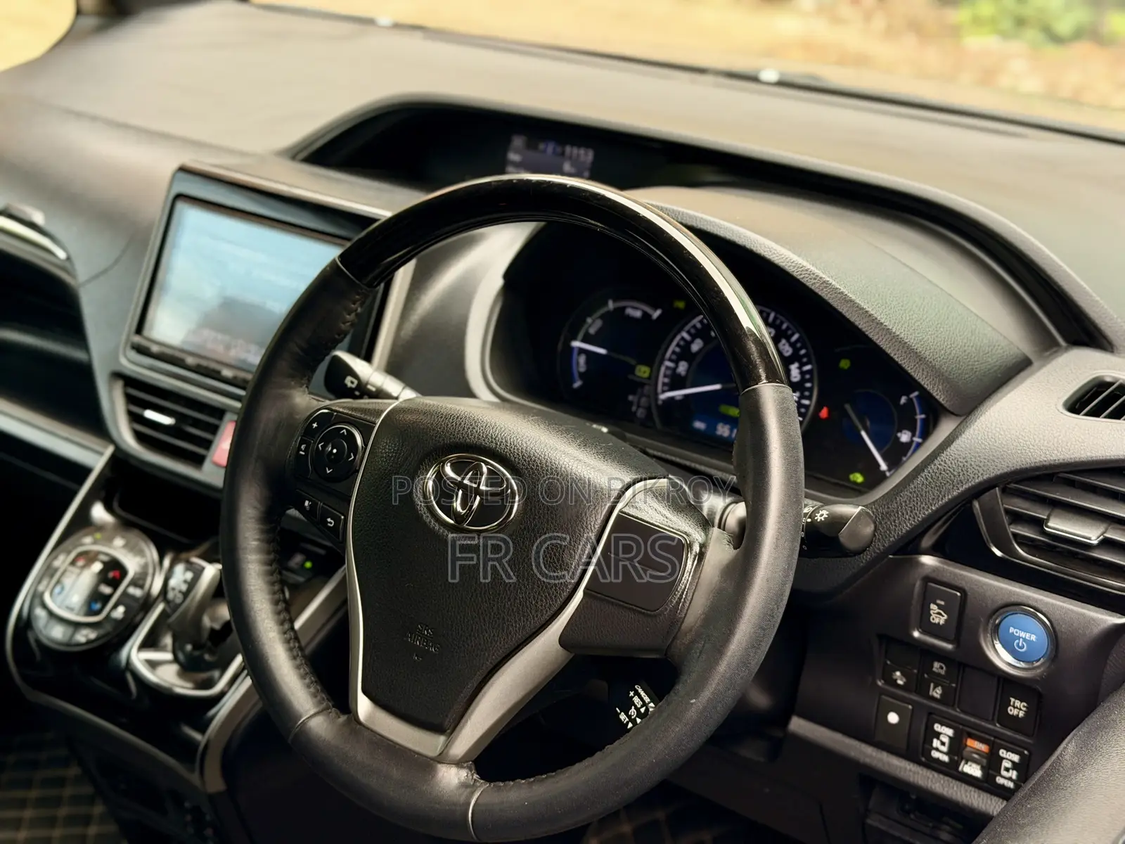 Toyota Esquire 1.8 Front-Wheel Drive Hybrid (7 Seater) 2018 Brown