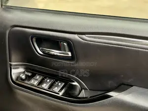 Toyota Esquire 1.8 Front-Wheel Drive Hybrid (7 Seater) 2018 Brown