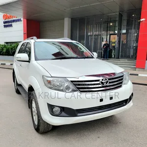 টয়োটা ফরচুনার ২০১১ সাদা