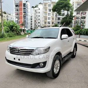 টয়োটা ফরচুনার ২০১১ সাদা