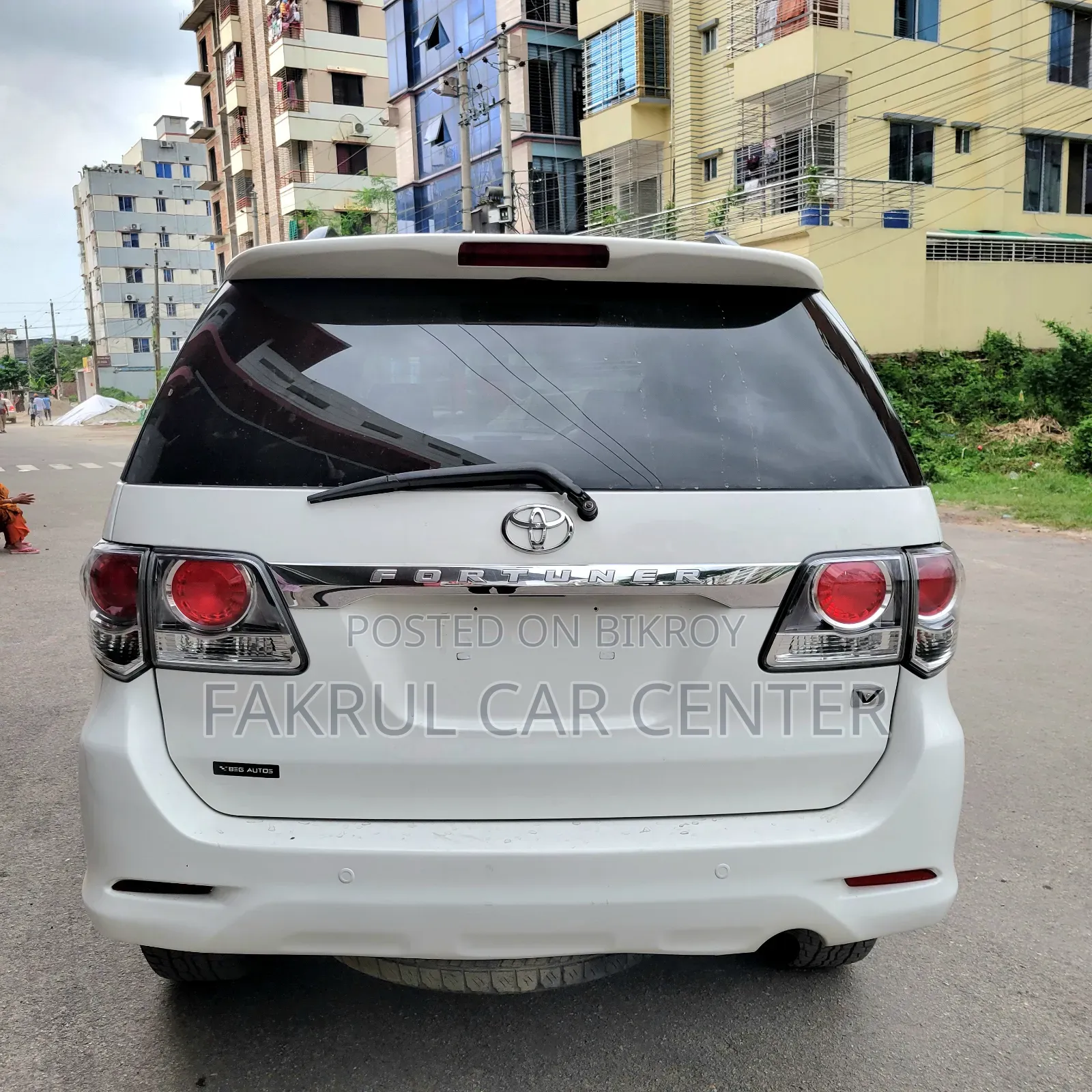 টয়োটা ফরচুনার ২০১১ সাদা