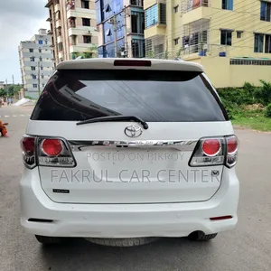 টয়োটা ফরচুনার ২০১১ সাদা