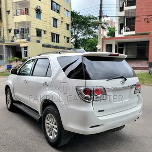 টয়োটা ফরচুনার ২০১১ সাদা