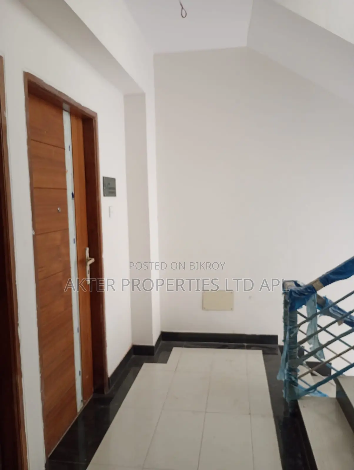 ইস্ট ওয়েস্ট এর বিপরীতে ৪ বেডরুমের অ্যাপার্টমেন্ট বিক্রয়