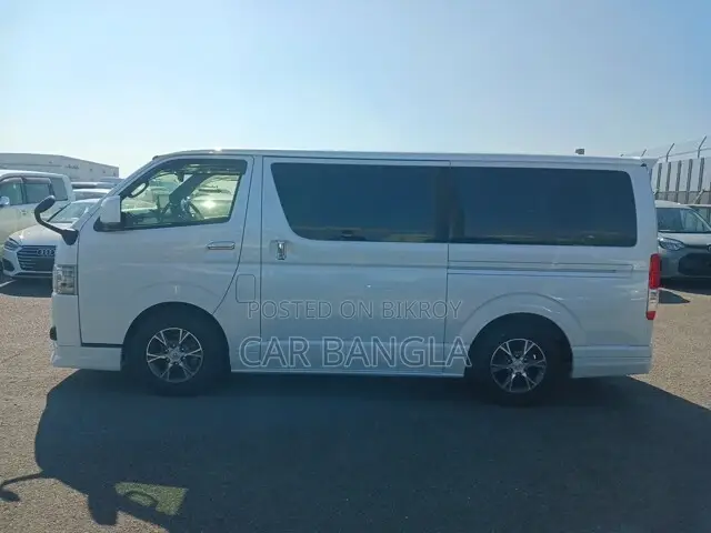 Toyota HiAce 2021 White