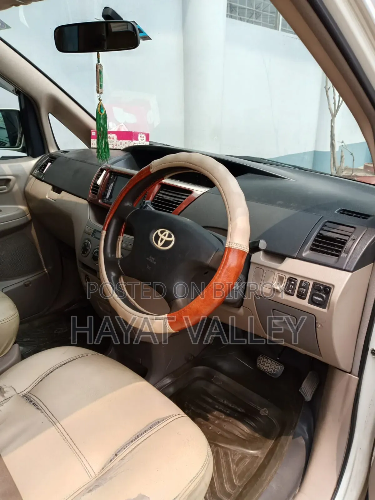Toyota Noah 2004 White