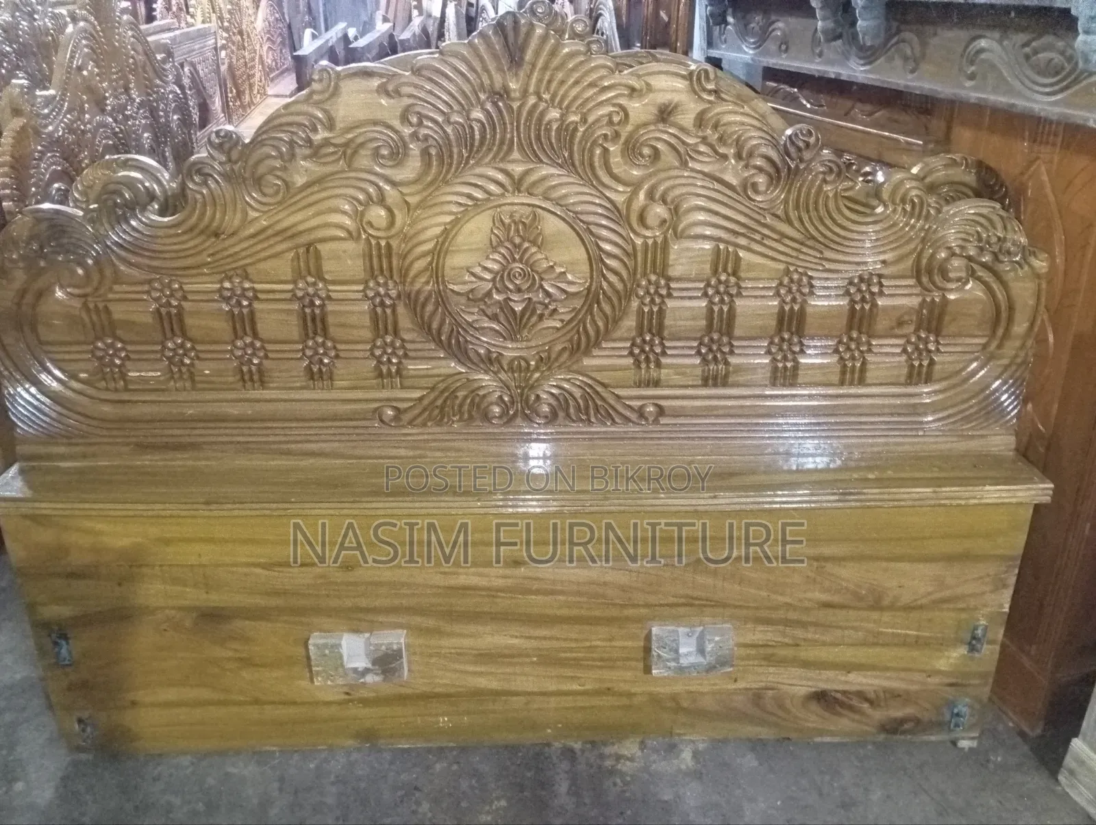 পুরাতন পালং আকাশি কাটের বক্স পালং