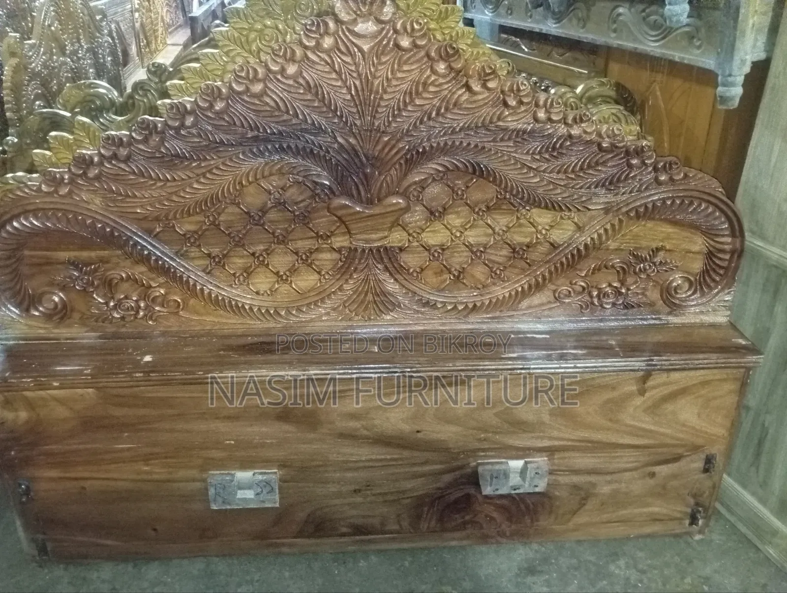 পুরাতন পালং আকাশি কাটের বক্স পালং