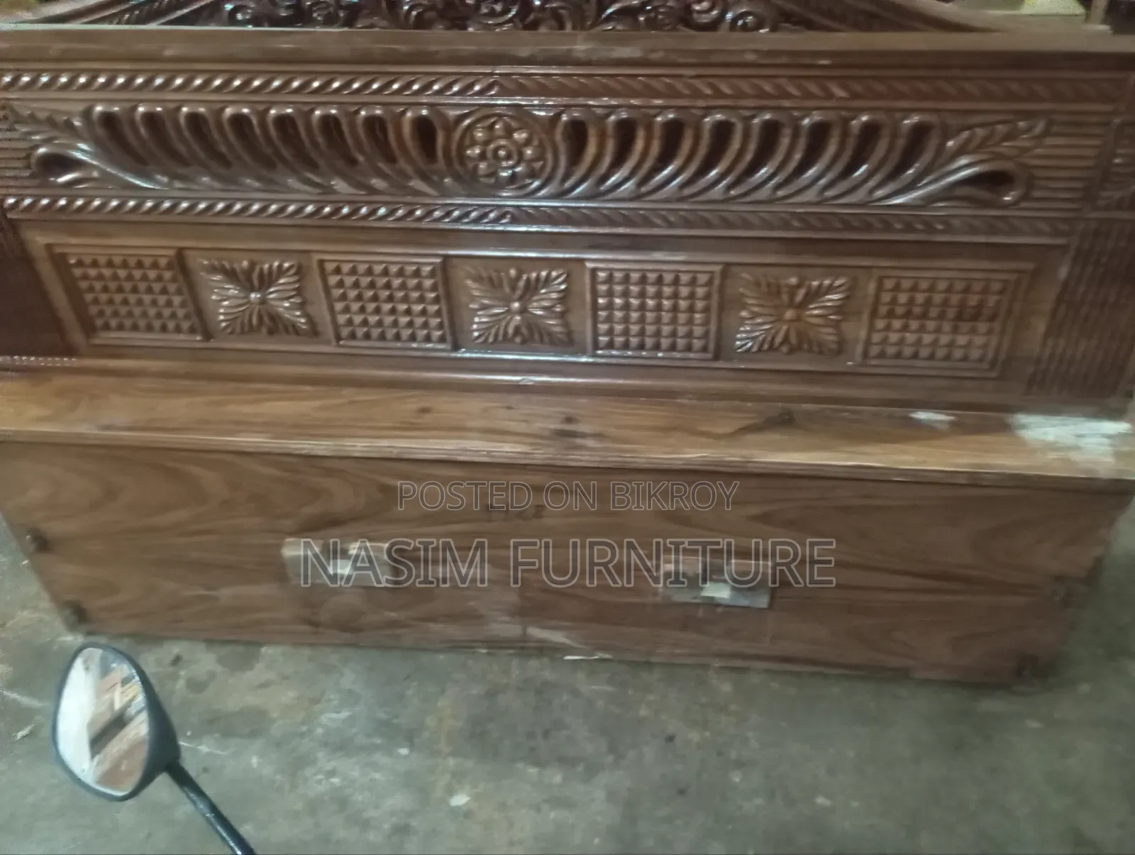 পুরাতন পালং আকাশি কাটের বক্স পালং