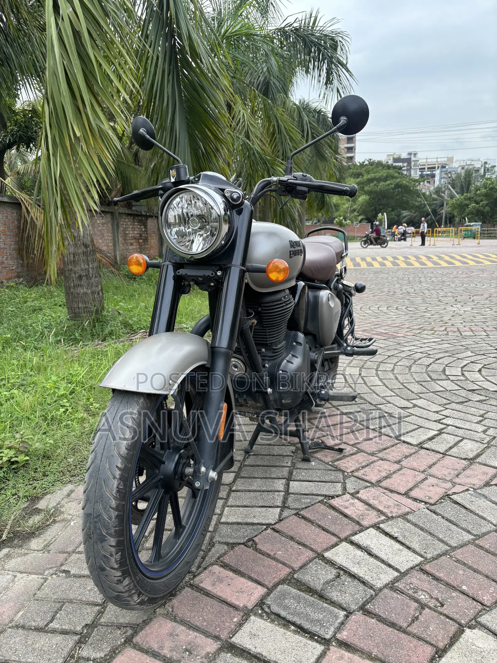 রয়াল মোটরসাইকেল ২০২৫ গ্রে
