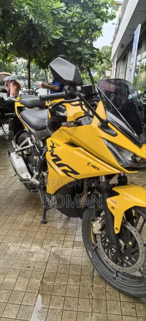 হিরো কারিজমা এক্সএমআর ২১০ ২০২৪ ব্ল্যাক