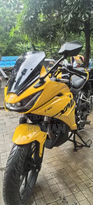 হিরো কারিজমা এক্সএমআর ২১০ ২০২৪ ব্ল্যাক
