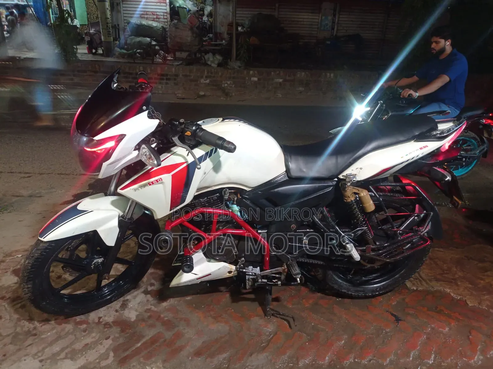 টিভিএস আপাচে RTR 160 2V ২০১৬ সাদা