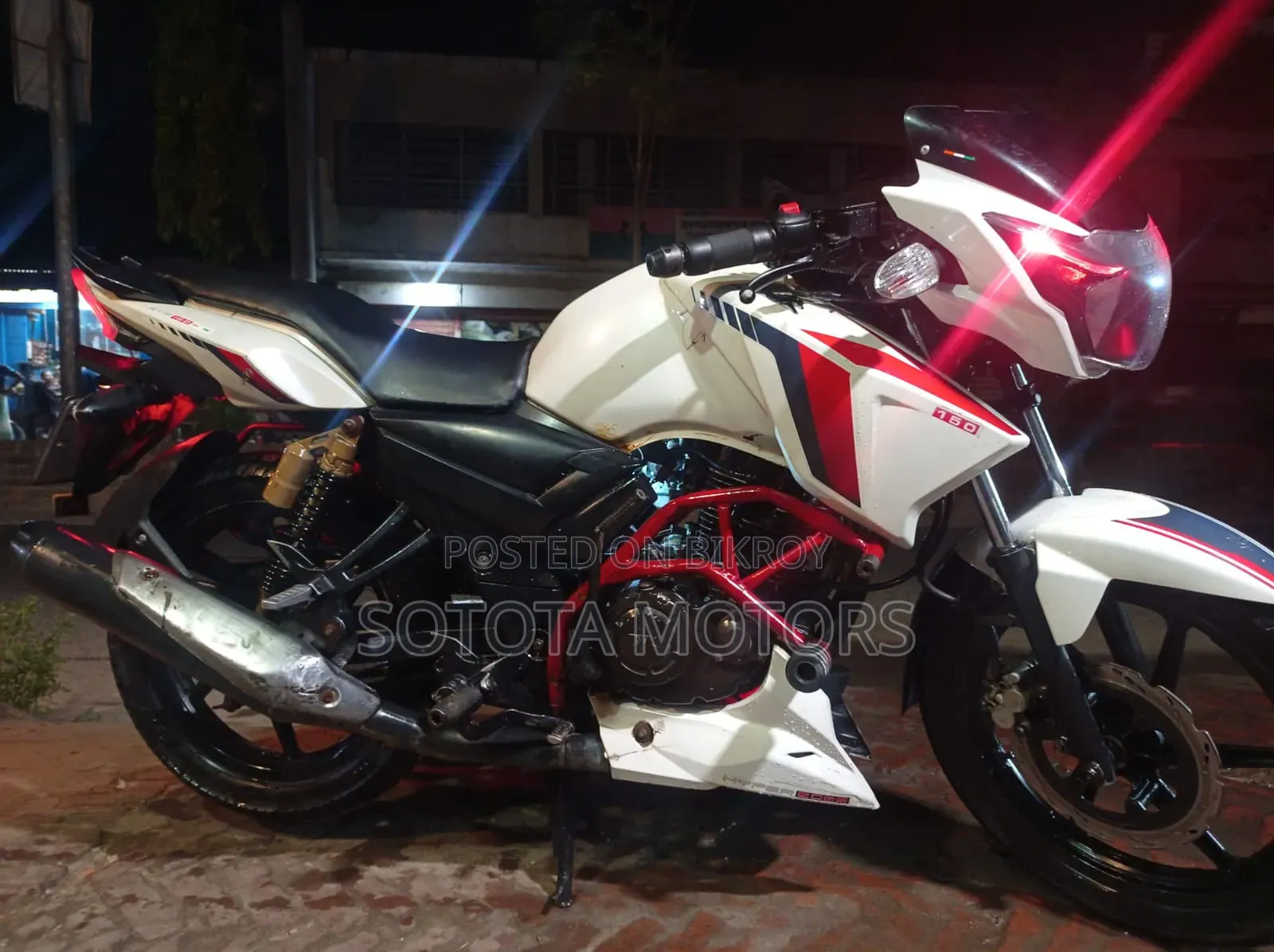 টিভিএস আপাচে RTR 160 2V ২০১৬ সাদা